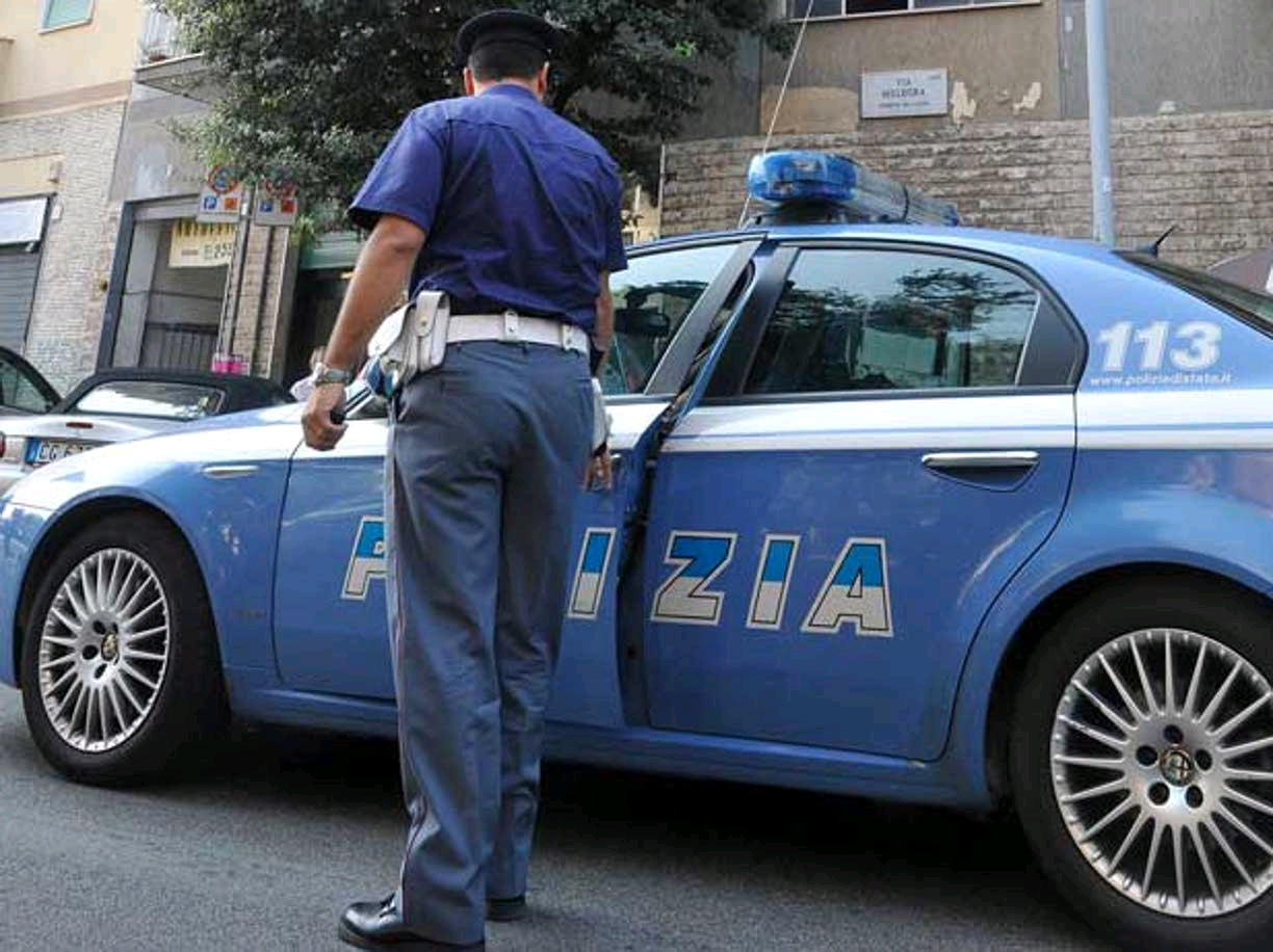 Vende prodotti contraffatti in centro, una decina di borse sequestrate