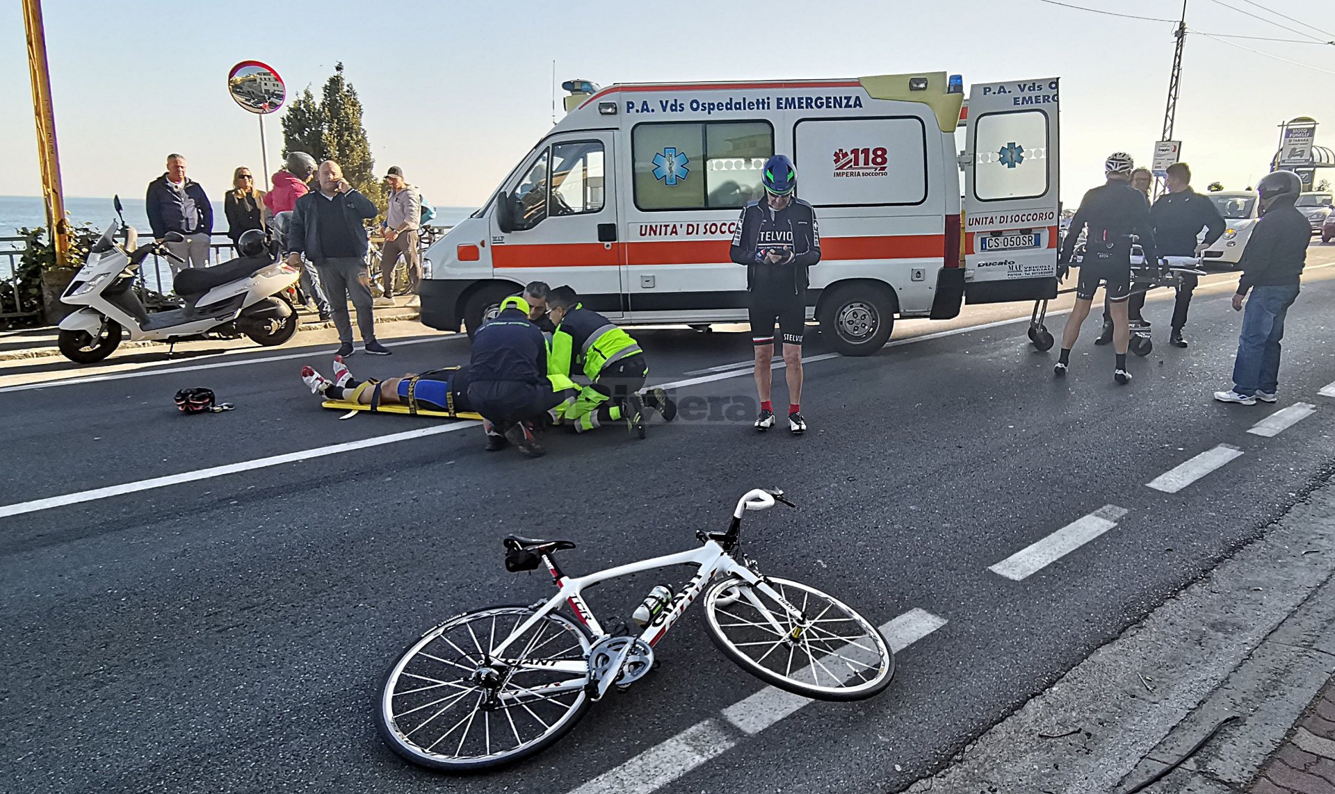 1 Incidente ciclista Sanremo Gandola Aurelia contro auto
