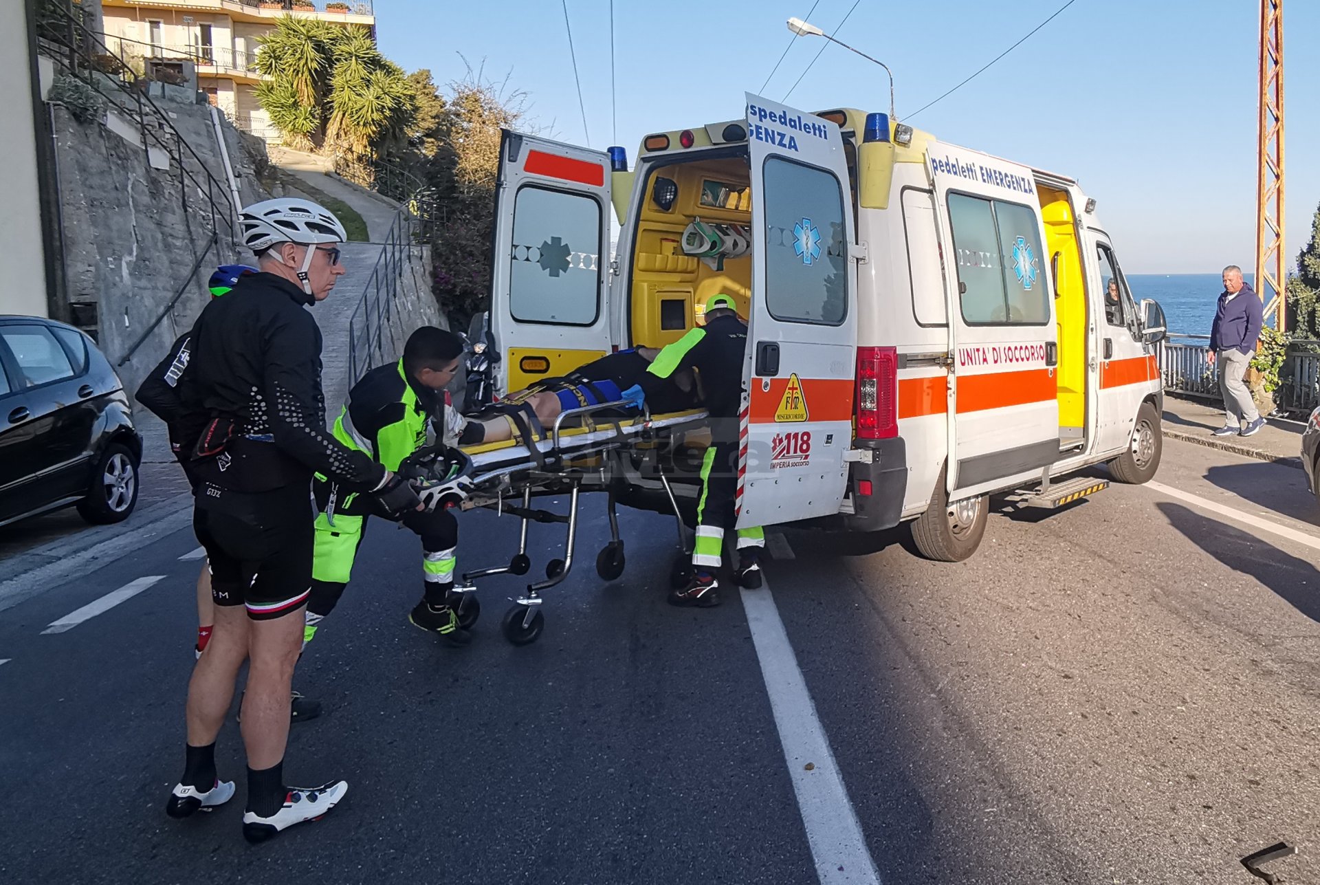 1 Incidente ciclista Sanremo Gandola Aurelia contro auto
