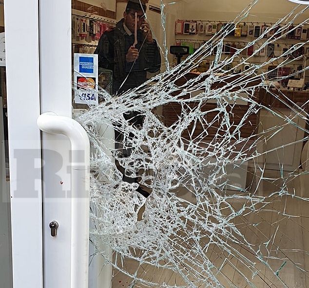 Ladro paga il telefonino col sangue, residenti accusati di omertà