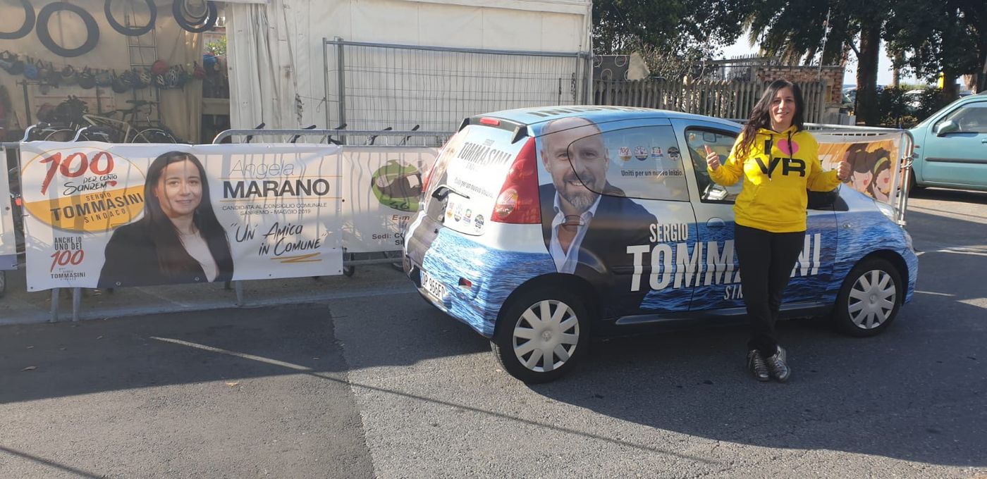 Angela Marano striscione candidata 100 x 100 Sanremo Tommassini