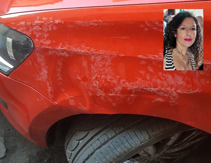 Pedate e pizza spiaccicata sul parabrezza dell’auto di Deborah Mognol (FdI)