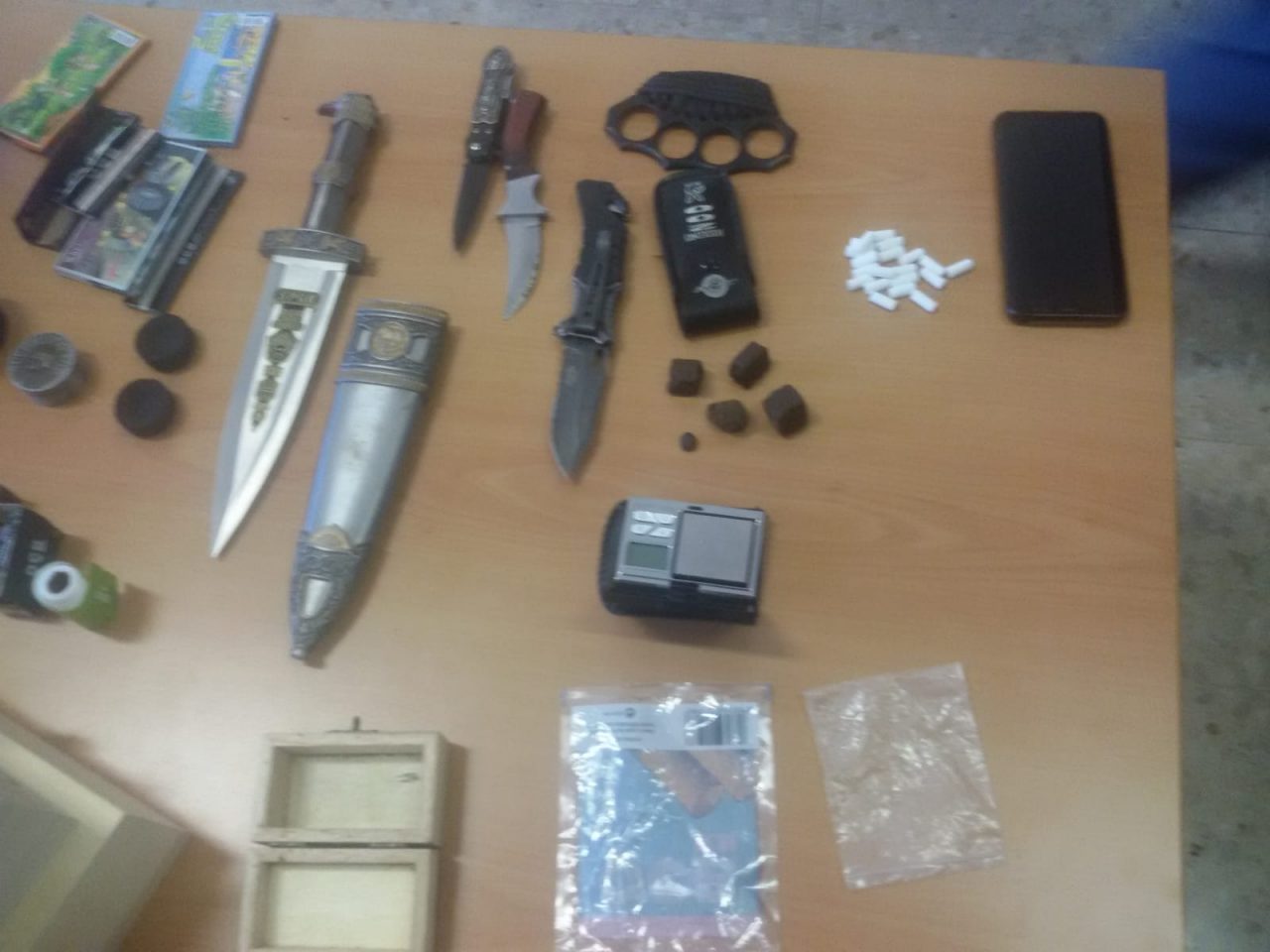 Fugge da un posto di controllo: giovane denunciato per possesso di armi e droga