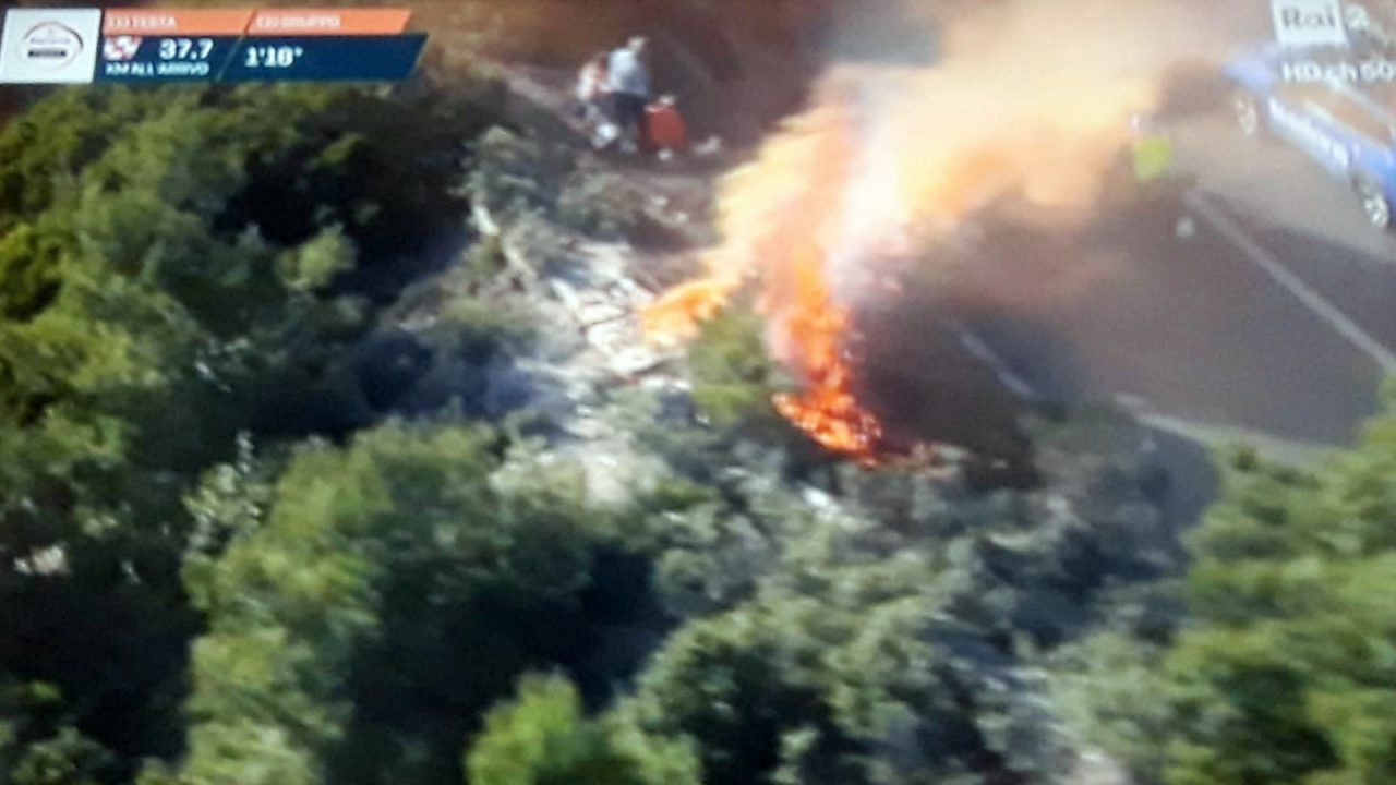 Fumogeno acceso alla Milano-Sanremo provoca un incendio