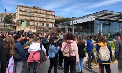 Corteo non autorizzato manifesta davanti al McDonald's