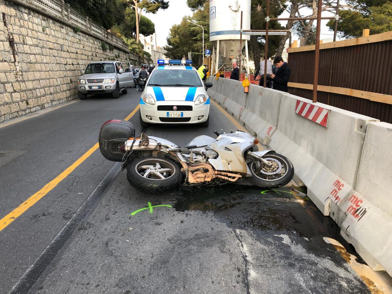 Schianto tra moto a Imperia: due feriti