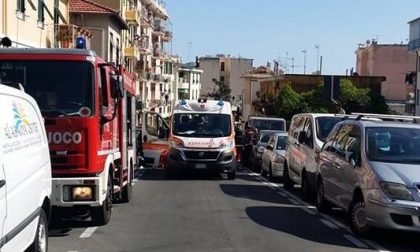 Giovane motociclista incastrato sotto un'auto a Sanremo - Interviene elisoccorso