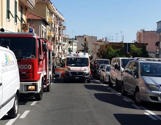 Giovane motociclista incastrato sotto un’auto a Sanremo – Interviene elisoccorso