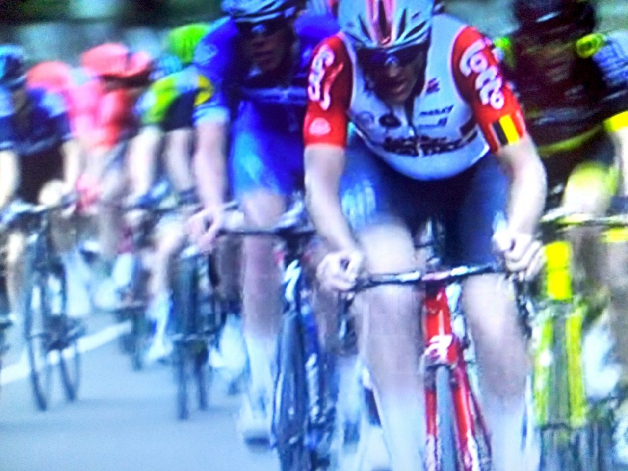 Incendio su Capo Berta durante il passaggio dei ciclisti della Milano Sanremo