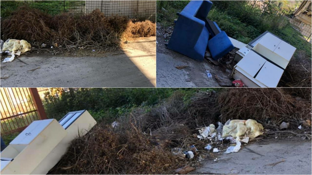 Mobili, sterpaglie e rifiuti abbandonati lungo la strada a Bussana