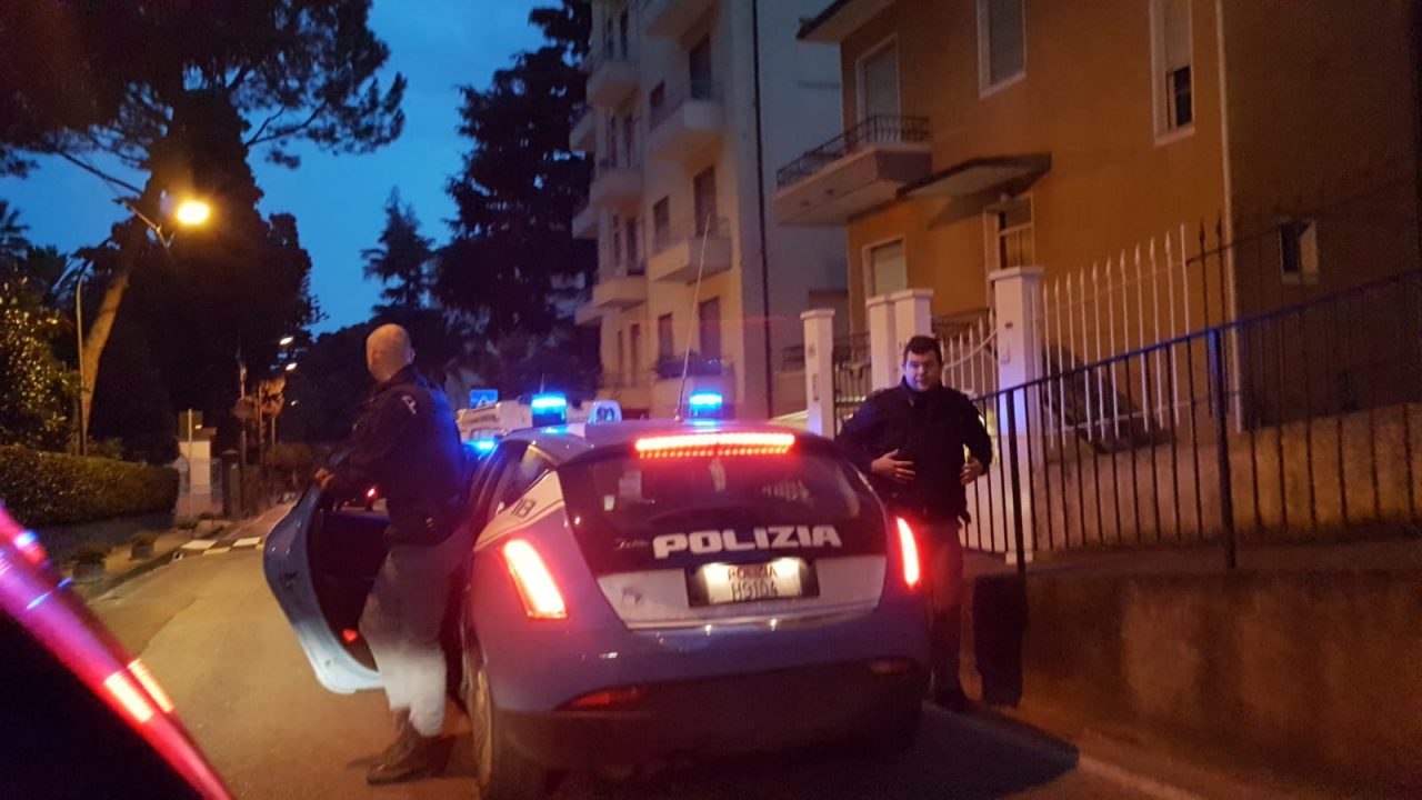 Botte tra coniugi a Sanremo, lei scappa per strada