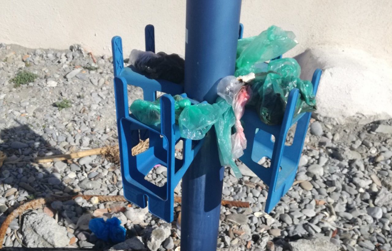 Bordighera, deiezione canine abbandonate in spiaggia. L’appello dei volontari