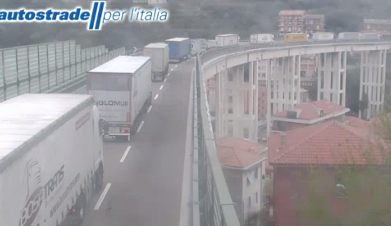 Tratto chiuso e code in autostrada causa vasto incendio