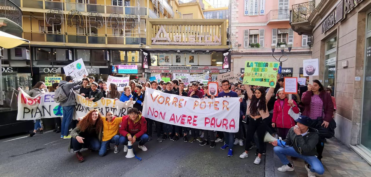 Centinaia di studenti in piazza per la salvaguardia del pianeta