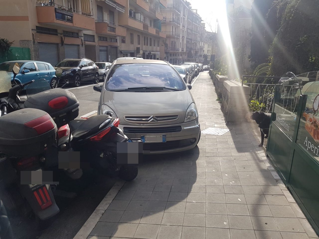 Auto perde controllo e va a sbattere contro macchina in sosta