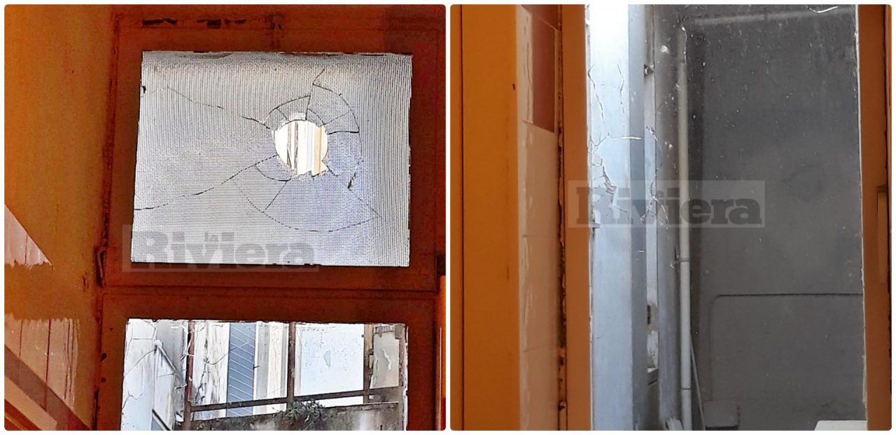 Vandali distruggono a pietrate i vetri delle toilette al Palaparco