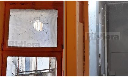 Vandali distruggono a pietrate i vetri delle toilette al Palaparco