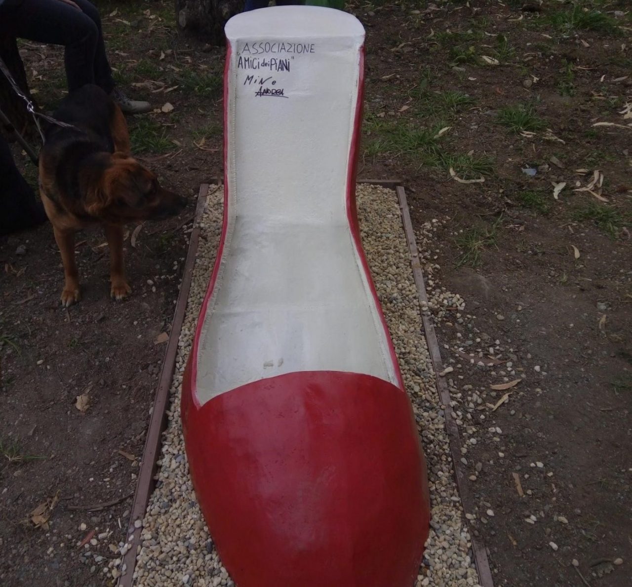 Una scarpa rossa gigante per dire no alla violenza sulle donne