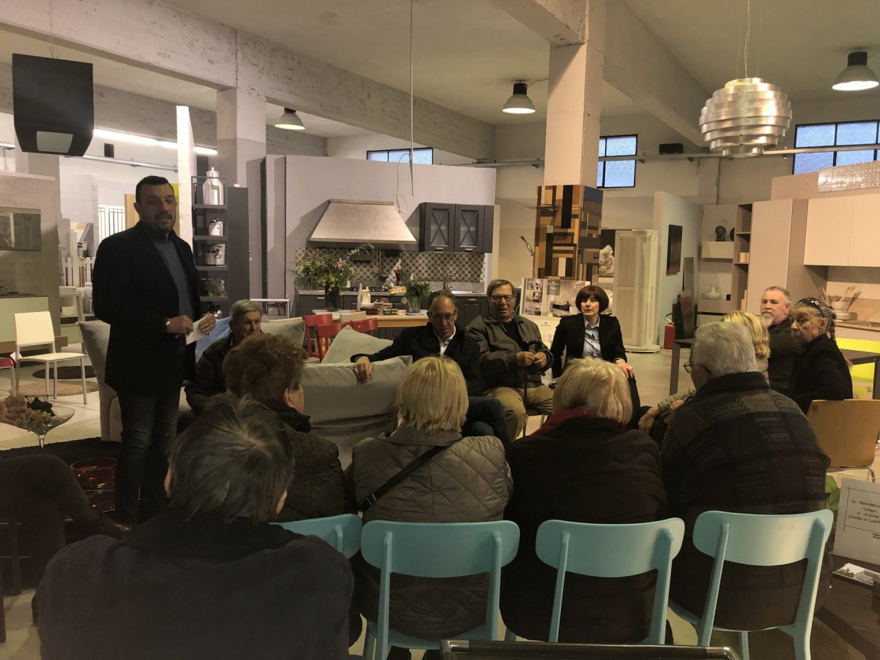 L’assistente all’infanzia Maria Grazia Vistola in campo con Biancheri insieme a Gianluigi Borriello