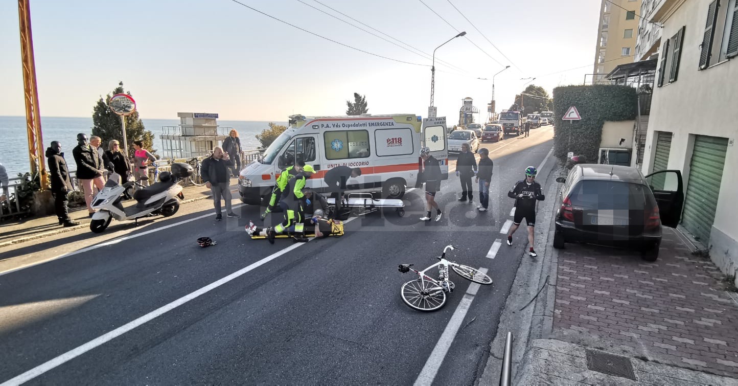 incidente ciclista Sanremo Gandola Aurelia contro auto_03