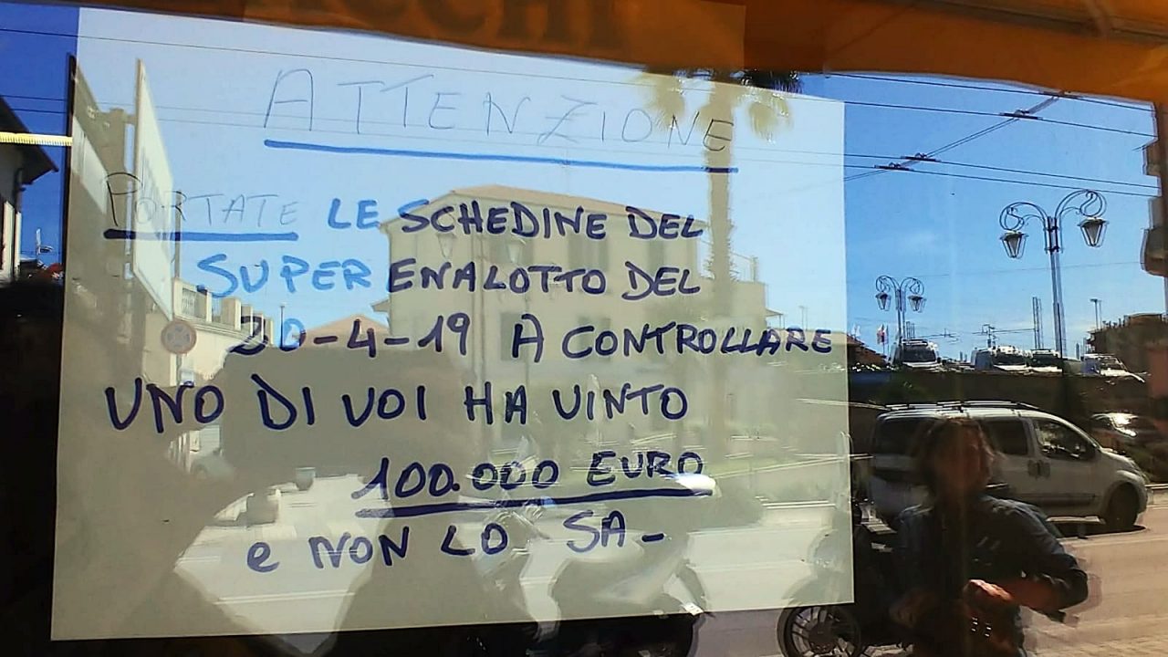Clamoroso: vince 100mila euro a SuperEnalotto ma potrebbe aver buttato la schedina