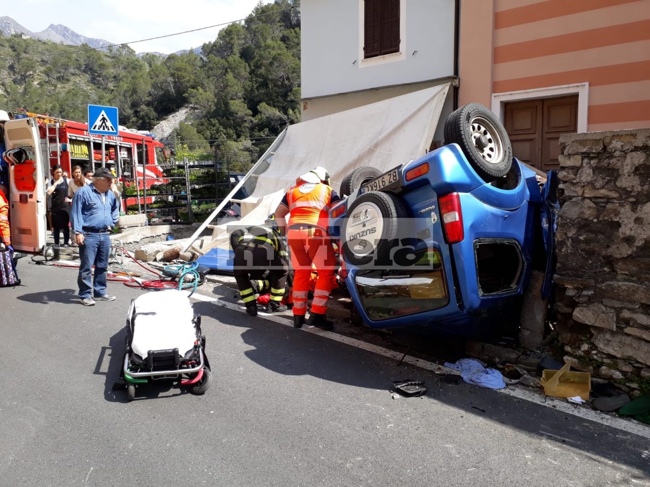 Con l’auto nel dehor del negozio: travolti padre e figlio. Particolari
