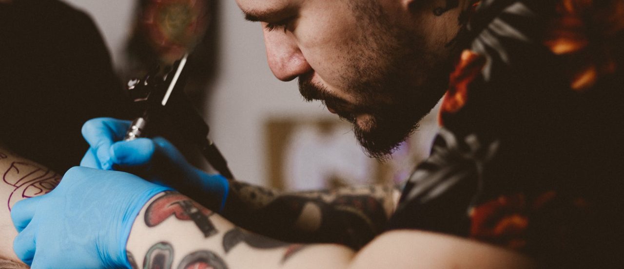 Pigmento per tatuaggi vietato per rischio cancerogeno