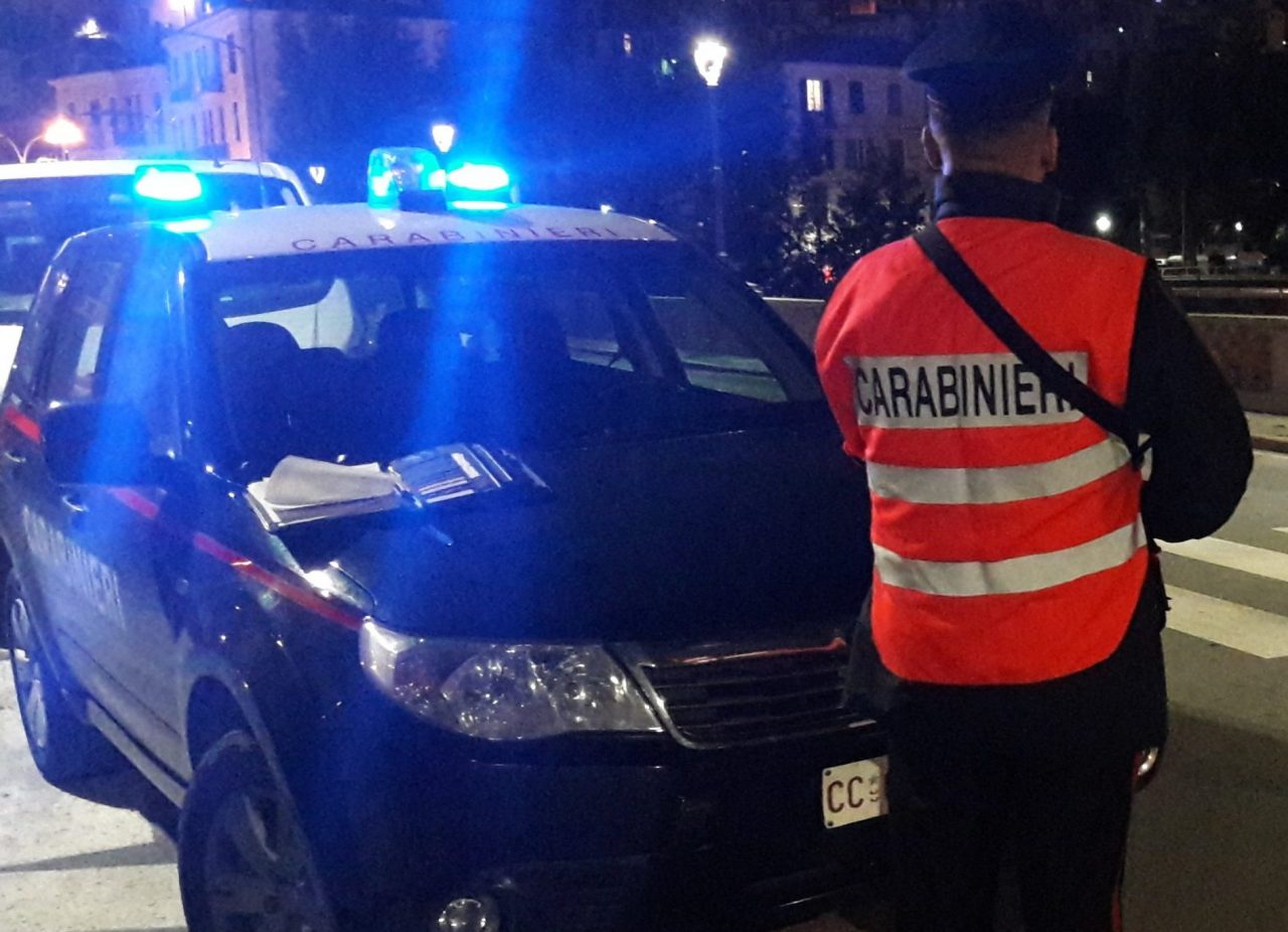 Possesso di stupefacenti e soldi falsi, tre uomini denunciati