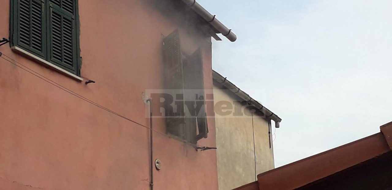 Brucia una casa a Camporosso, giovane si rifugia sul tetto