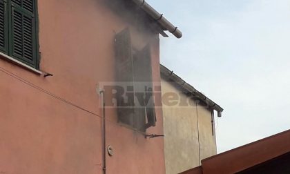 Brucia una casa a Camporosso, giovane si rifugia sul tetto