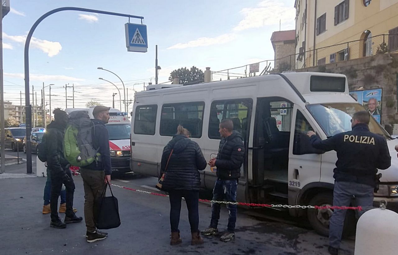 Giovane crea il panico sull’autobus: calci e pugni ai vetri