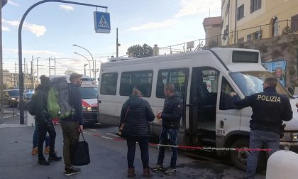 Giovane crea il panico sull'autobus: calci e pugni ai vetri