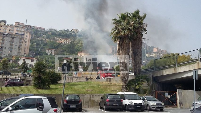 Baracca in fiamme Sanremo via Martiri delle Foibe_02