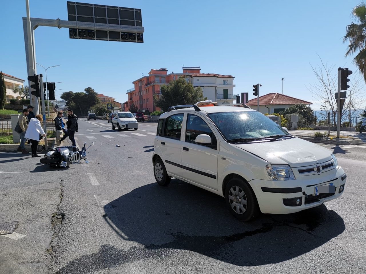Schianto auto moto sull’Aurelia. Grave una donna