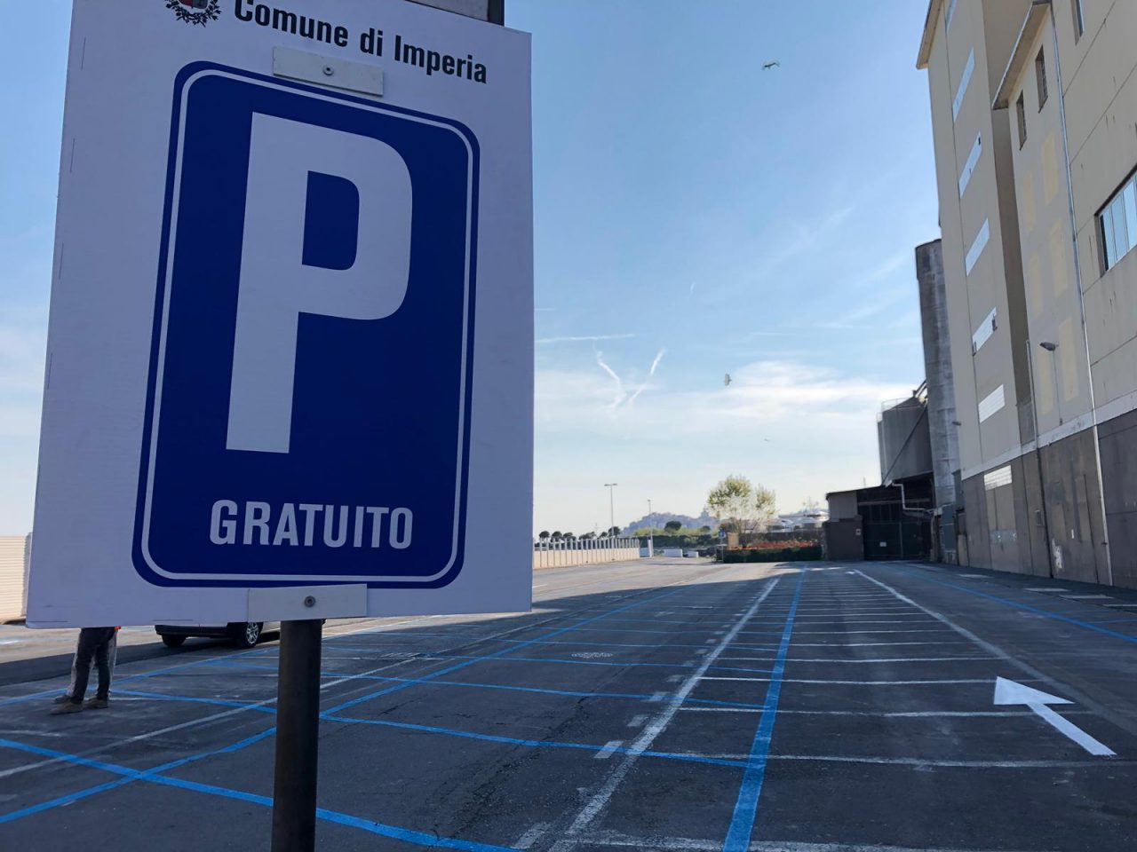 Riaperta l’area parcheggio di fronte all’ex fabbrica Agnesi