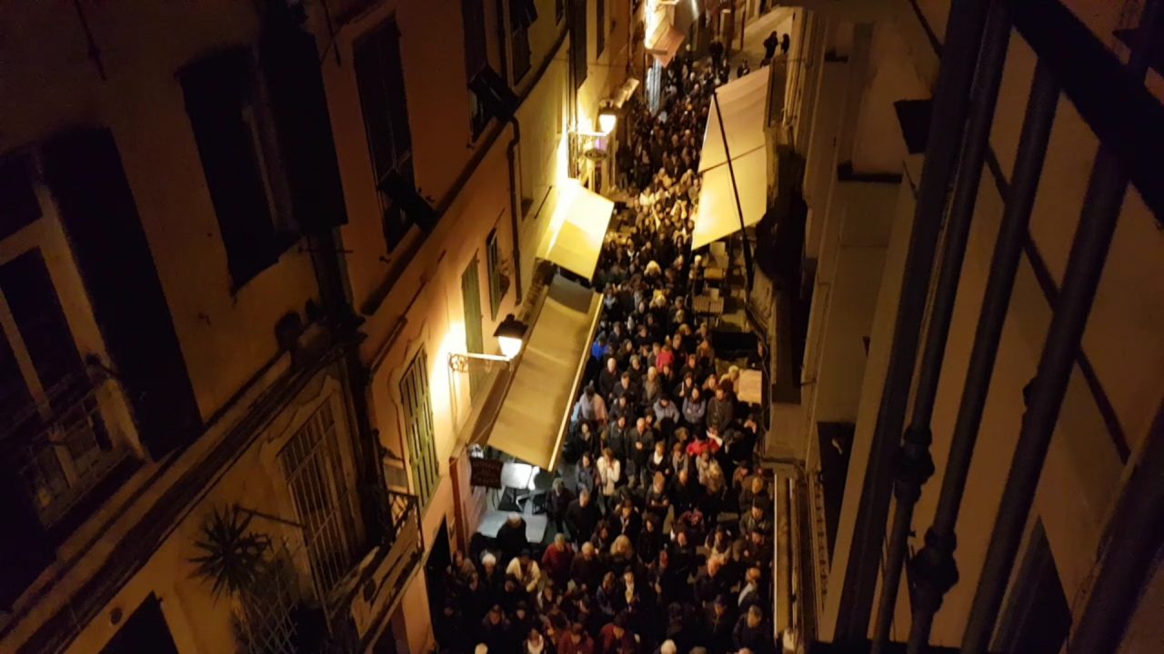 La suggestiva rappresentazione della Passione durante la via Crucis a Sanremo