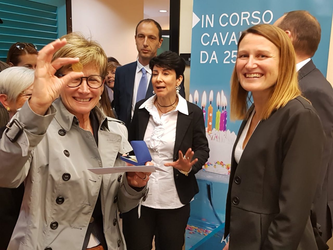 Brindisi di Banca Carige con il vice sindaco Pireri per i 25 anni della filiale di Sanremo Corso Cavallotti