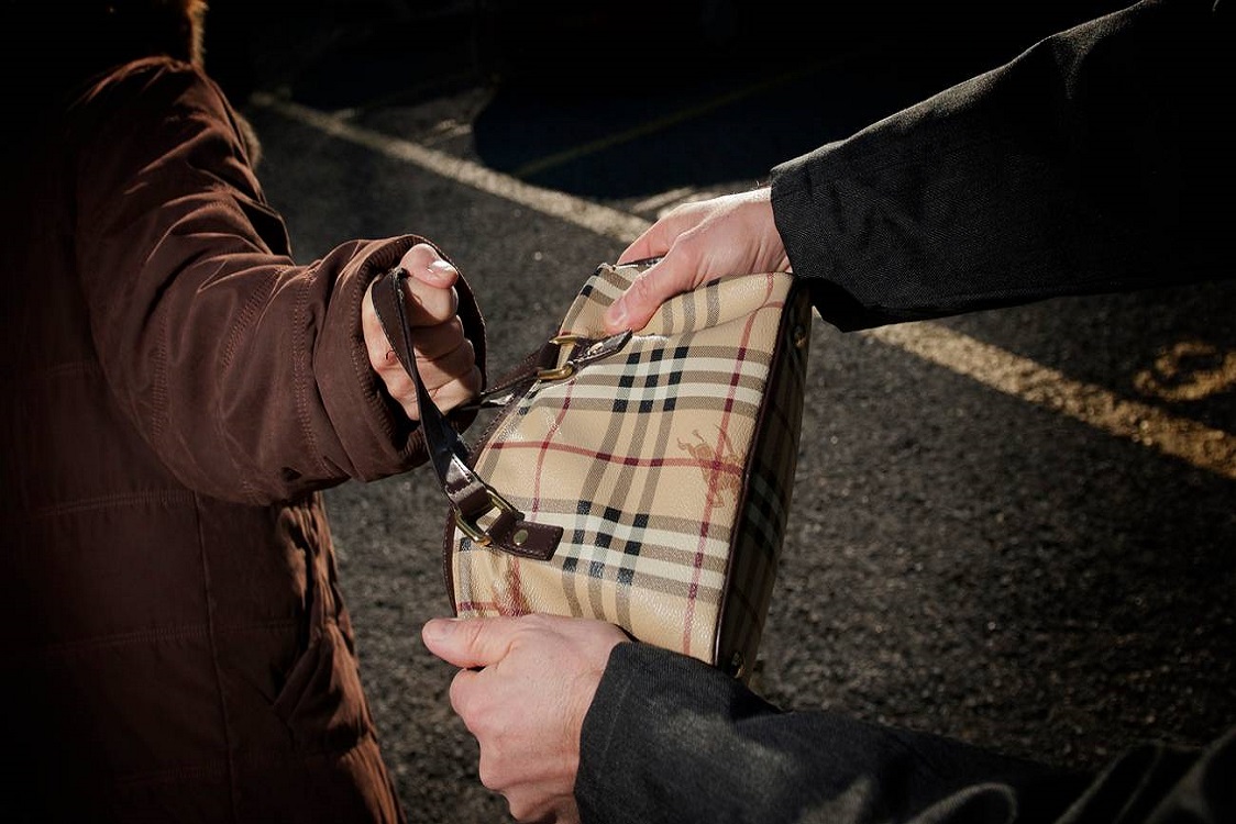 Scaraventa a terra e rapina una turista trentenne. Diciannovenne fermato