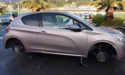 Auto vandalizzata a Taggia.  Rubate ruote e cerchioni