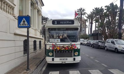 Un bellissimo bus d'epoca addobbato a festa/ Mistero sui viaggiatori