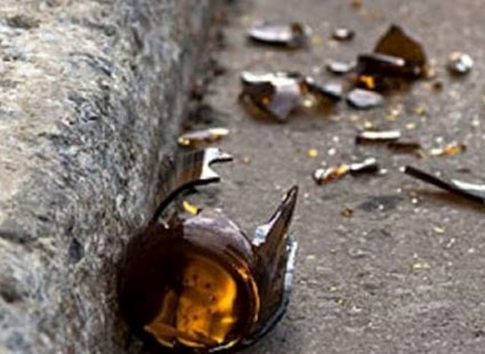 Lanci di bottiglie e minacce per un passaggio negato – Caos al bar