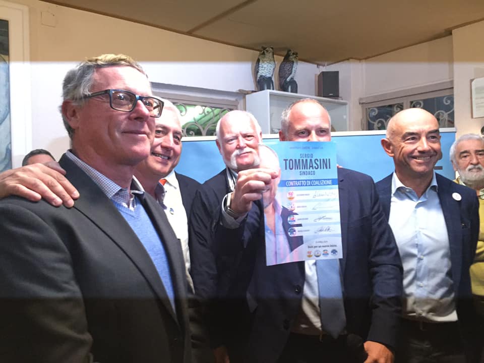 Sergio Tommasini firma il “Contratto di coalizione”. Toti “notaio politico”