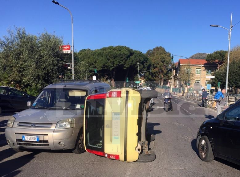 E’ scontro tra Fiat a Vallecrosia, ma la “500” ribalta la “Panda”