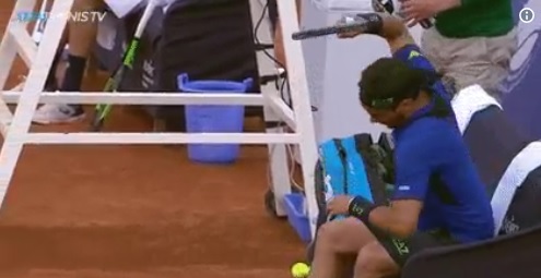 Fognini è una furia, dopo l’ennesimo errore spacca tre racchette