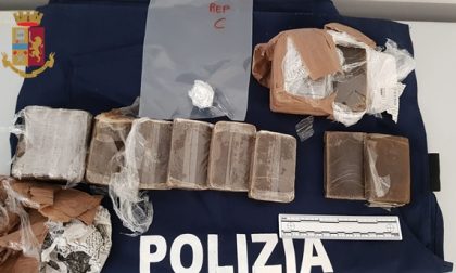 Gli trovano cocaina e 2 kg di hashish in casa: “è tinta per capelli”. Arrestato pregiudicato