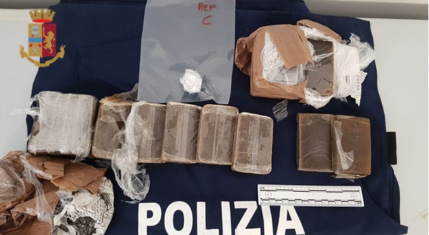 Gli trovano cocaina e 2 kg di hashish in casa: “è tinta per capelli”. Arrestato pregiudicato