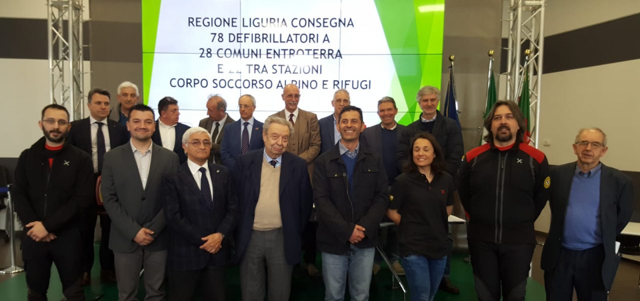 Regione consegna defibrillatori ai comuni dell’entroterra e ai rifugi alpini