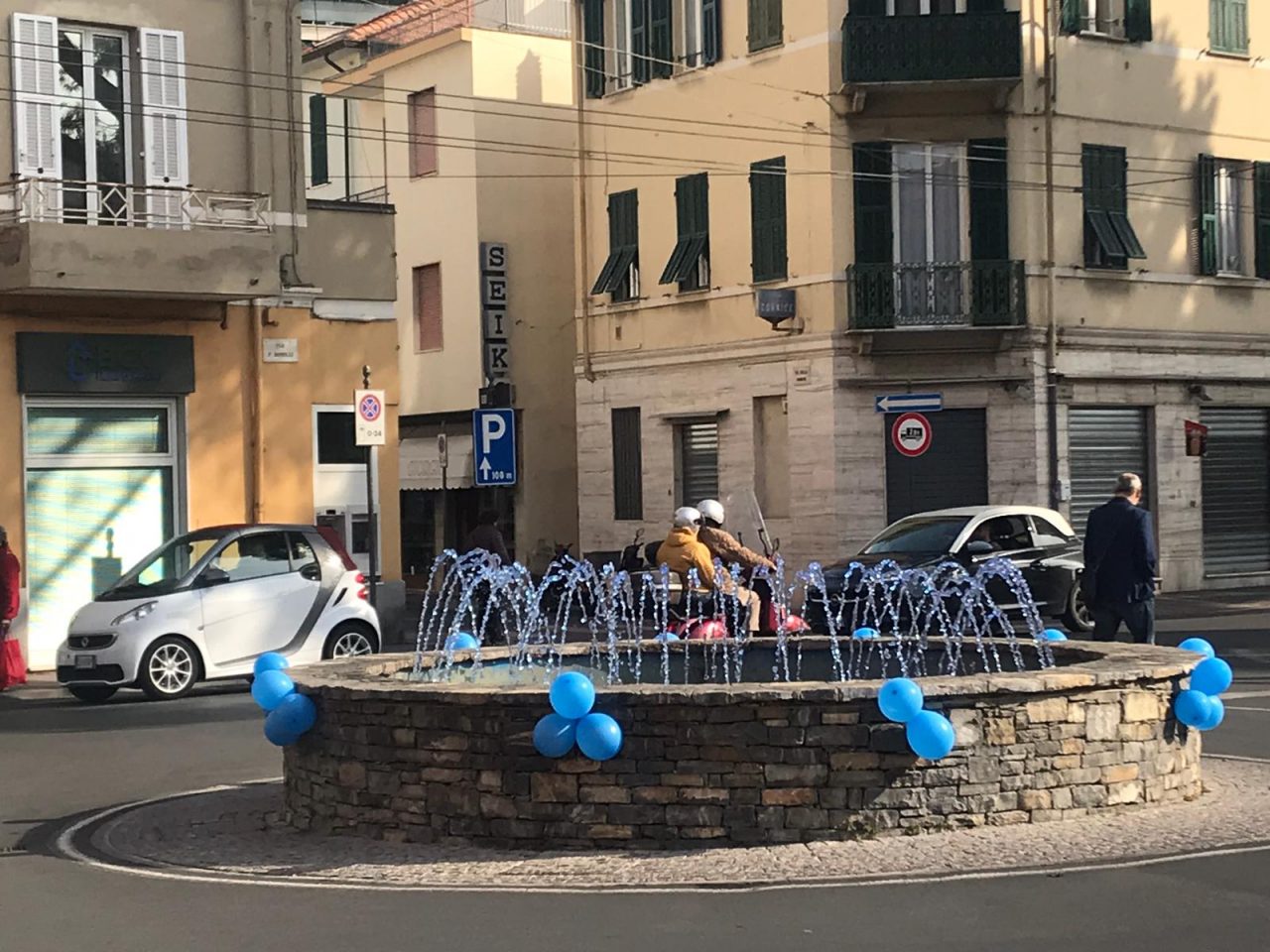 La fontana di Taggia si tinge di blu per sensibilizzare sull’autismo