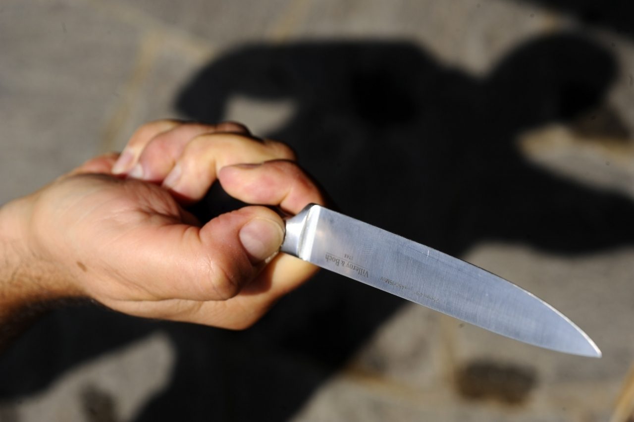 Filma ragazze alla festa in un bar di Ventimiglia e accoltella tre persone: condannato