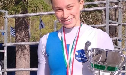 Alice Ramella sul gradino più alto del podio al Memorial d'Aloja di canottaggio